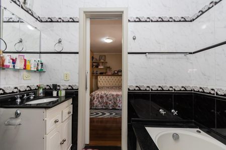Casa à venda com 360m², 3 quartos e 2 vagas Casa à venda com 360m², 3 quartos e 2 vagasBanheiro da Suíte