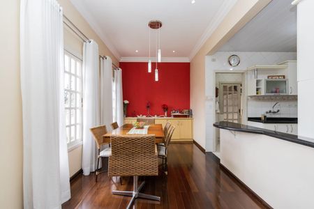 Casa à venda com 360m², 3 quartos e 2 vagas Casa à venda com 360m², 3 quartos e 2 vagasSala