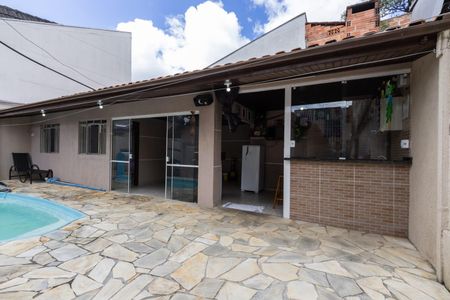 Casa à venda com 360m², 3 quartos e 2 vagas Casa à venda com 360m², 3 quartos e 2 vagasÁrea Externa- Piscina