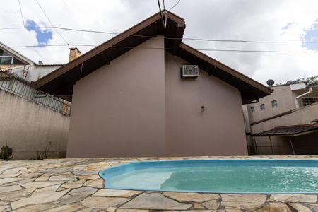 Casa à venda com 360m², 3 quartos e 2 vagas Casa à venda com 360m², 3 quartos e 2 vagasÁrea Externa- Piscina