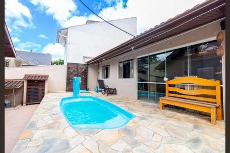Casa à venda com 360m², 3 quartos e 2 vagas Casa à venda com 360m², 3 quartos e 2 vagasÁrea Externa- Piscina
