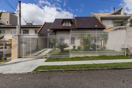 Casa à venda com 360m², 3 quartos e 2 vagas Casa à venda com 360m², 3 quartos e 2 vagasFachada