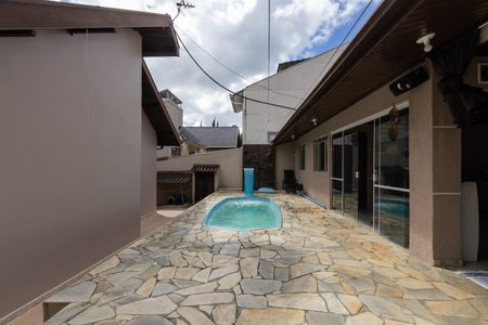 Casa à venda com 360m², 3 quartos e 2 vagas Casa à venda com 360m², 3 quartos e 2 vagasÁrea Externa- Piscina