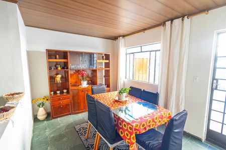 Casa à venda com 242m², 3 quartos e 4 vagasSala