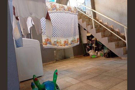 Casa à venda com 100m², 7 quartos e 2 vagas Casa à venda com 100m², 7 quartos e 2 vagasÁrea externa