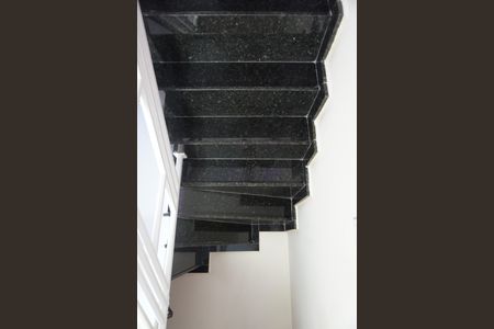Casa à venda com 150m², 2 quartos e 2 vagasEscada