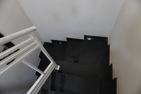 Casa à venda com 150m², 2 quartos e 2 vagasEscada