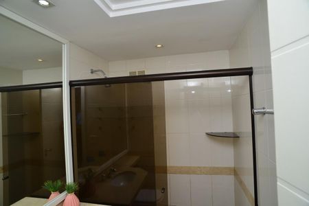 Apartamento à venda com 194m², 3 quartos e 3 vagas Apartamento à venda com 194m², 3 quartos e 3 vagasBanheiro Social