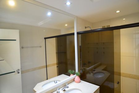 Apartamento à venda com 194m², 3 quartos e 3 vagas Apartamento à venda com 194m², 3 quartos e 3 vagasBanheiro Social