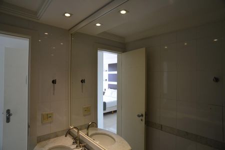 Apartamento à venda com 194m², 3 quartos e 3 vagas Apartamento à venda com 194m², 3 quartos e 3 vagasBanheiro Suíte