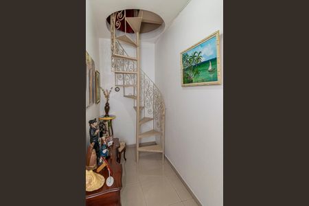 Casa à venda com 278m², 4 quartos e 2 vagasCorredor - Acesso ao 2º andar