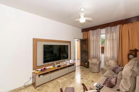 Casa à venda com 278m², 4 quartos e 2 vagasSala