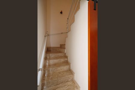 Casa à venda com 95m², 2 quartos e 4 vagas Casa à venda com 95m², 2 quartos e 4 vagasEscada