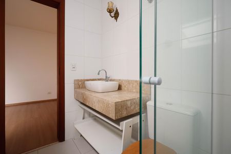 Casa à venda com 95m², 2 quartos e 4 vagas Casa à venda com 95m², 2 quartos e 4 vagasBanheiro da Suíte 1