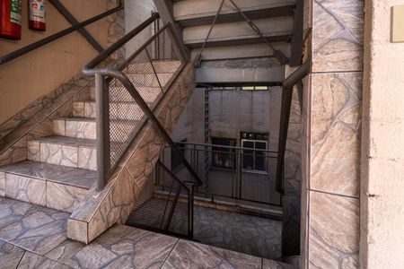 Apartamento para alugar com 55m², 2 quartos e 1 vaga Apartamento para alugar com 55m², 2 quartos e 1 vagaEscada de acesso