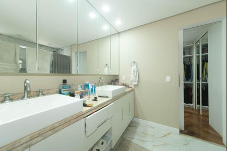 Apartamento à venda com 305m², 4 quartos e 4 vagas Apartamento à venda com 305m², 4 quartos e 4 vagasBanheiro da Suíte 4
