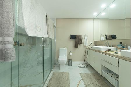 Apartamento à venda com 305m², 4 quartos e 4 vagas Apartamento à venda com 305m², 4 quartos e 4 vagasBanheiro da Suíte 4