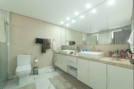 Apartamento à venda com 305m², 4 quartos e 4 vagas Apartamento à venda com 305m², 4 quartos e 4 vagasBanheiro da Suíte 4