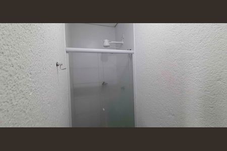 Banheiro de kitnet/studio para alugar com 1 quarto, 10m² em Rio Pequeno, São Paulo