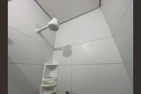 Banheiro de kitnet/studio para alugar com 1 quarto, 10m² em Rio Pequeno, São Paulo