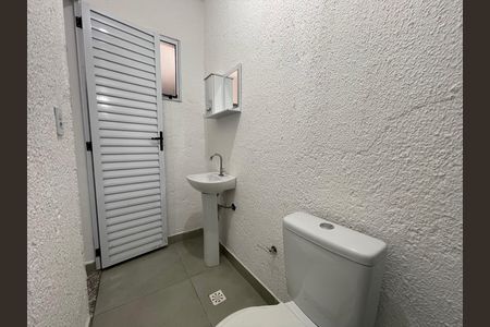 Banheiro de kitnet/studio para alugar com 1 quarto, 10m² em Rio Pequeno, São Paulo