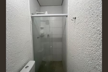 Banheiro de kitnet/studio para alugar com 1 quarto, 10m² em Rio Pequeno, São Paulo