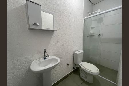 Banheiro de kitnet/studio para alugar com 1 quarto, 10m² em Rio Pequeno, São Paulo