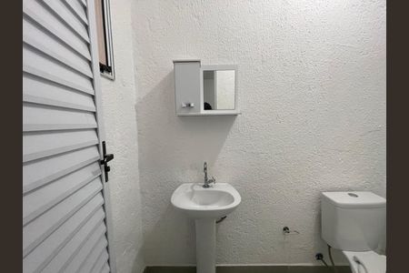 Banheiro de kitnet/studio para alugar com 1 quarto, 10m² em Rio Pequeno, São Paulo