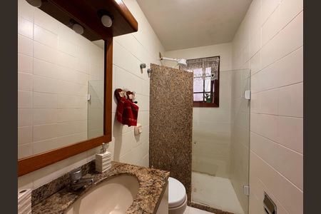 Casa de condomínio para alugar com 145m², 4 quartos e 2 vagasBanheiro Social