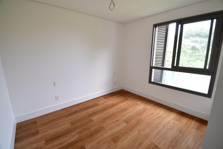 Casa de condomínio à venda com 312m², 5 quartos e 4 vagasQuarto 2 - Suíte