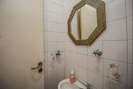 Casa à venda com 98m², 3 quartos e 2 vagas Casa à venda com 98m², 3 quartos e 2 vagasBanheiro de serviço