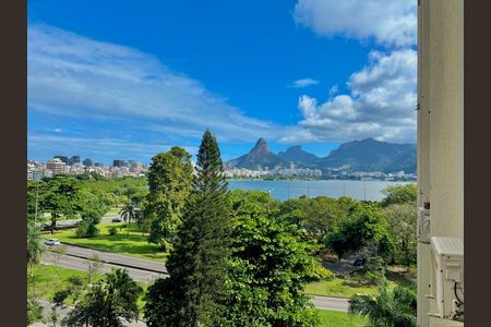 Apartamento à venda com 72m², 2 quartos e sem vagaSuíte - vista livre para a lagoa