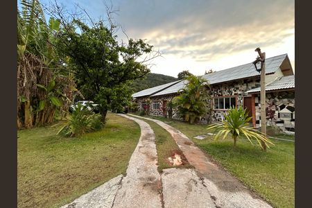 Casa de condomínio para alugar com 149m², 2 quartos e 3 vagas Casa de condomínio para alugar com 149m², 2 quartos e 3 vagasFachada