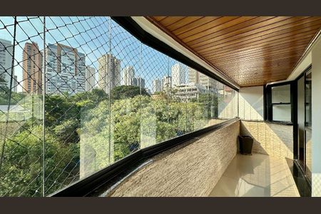 Apartamento para alugar com 118m², 4 quartos e 3 vagas Apartamento para alugar com 118m², 4 quartos e 3 vagasVaranda