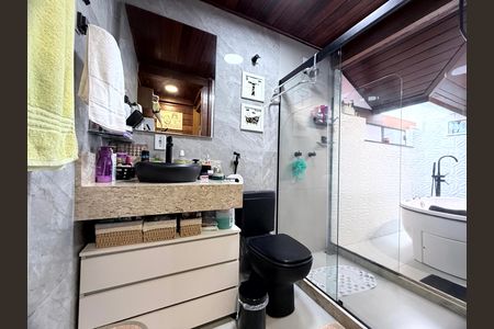 Casa de condomínio à venda com 200m², 3 quartos e 2 vagas Casa de condomínio à venda com 200m², 3 quartos e 2 vagasBanheiro da Suíte 1