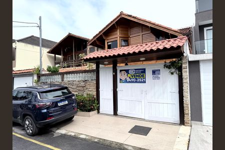 Casa de condomínio à venda com 200m², 3 quartos e 2 vagas Casa de condomínio à venda com 200m², 3 quartos e 2 vagasFachada