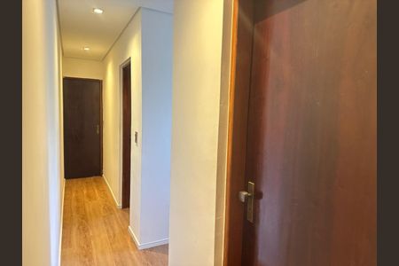 Corredor de casa de condomínio para alugar com 2 quartos, 100m² em Vila Domitila, São Paulo