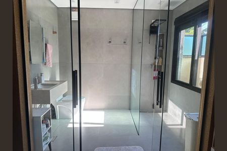 Banheiro de casa de condomínio para alugar com 2 quartos, 100m² em Vila Domitila, São Paulo