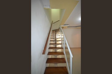 Casa para alugar com 201m², 3 quartos e 1 vaga Casa para alugar com 201m², 3 quartos e 1 vagaEscada