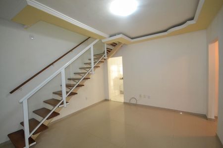 Casa para alugar com 201m², 3 quartos e 1 vaga Casa para alugar com 201m², 3 quartos e 1 vagaSala