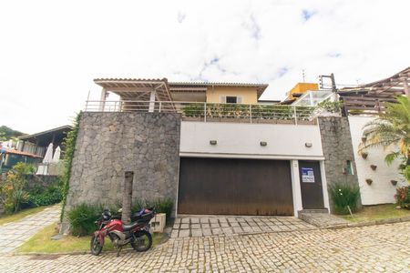 Casa de condomínio para alugar com 270m², 3 quartos e 2 vagas Casa de condomínio para alugar com 270m², 3 quartos e 2 vagasFachada