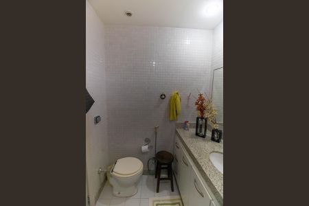 Casa de condomínio para alugar com 270m², 3 quartos e 2 vagas Casa de condomínio para alugar com 270m², 3 quartos e 2 vagasBanheiro da Suíte 1