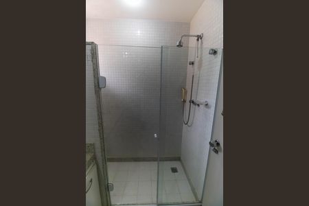 Casa de condomínio para alugar com 270m², 3 quartos e 2 vagas Casa de condomínio para alugar com 270m², 3 quartos e 2 vagasBanheiro da Suíte 1