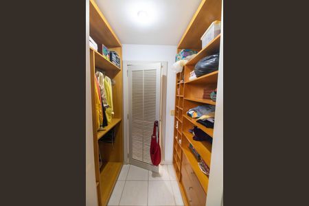 Casa de condomínio para alugar com 270m², 3 quartos e 2 vagas Casa de condomínio para alugar com 270m², 3 quartos e 2 vagasCloset da suíte 1