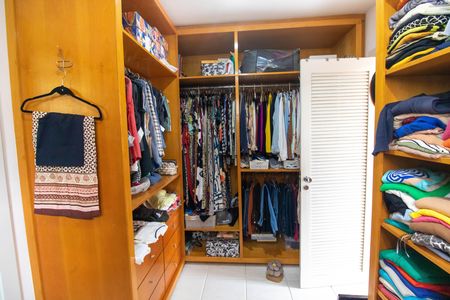 Casa de condomínio para alugar com 270m², 3 quartos e 2 vagas Casa de condomínio para alugar com 270m², 3 quartos e 2 vagasCloset da suíte 2