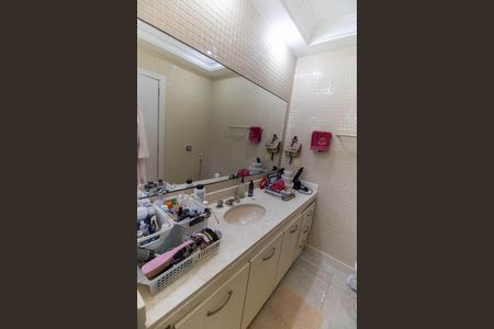Casa de condomínio para alugar com 270m², 3 quartos e 2 vagas Casa de condomínio para alugar com 270m², 3 quartos e 2 vagasBanheiro da Suíte 2
