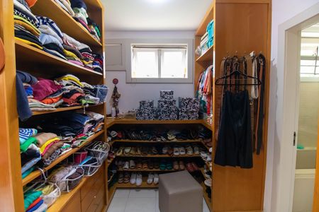 Casa de condomínio para alugar com 270m², 3 quartos e 2 vagas Casa de condomínio para alugar com 270m², 3 quartos e 2 vagasCloset da suíte 2