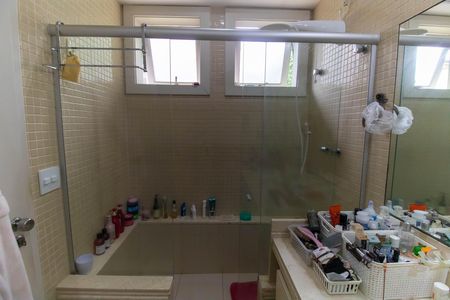 Casa de condomínio para alugar com 270m², 3 quartos e 2 vagas Casa de condomínio para alugar com 270m², 3 quartos e 2 vagasBanheiro da Suíte 2
