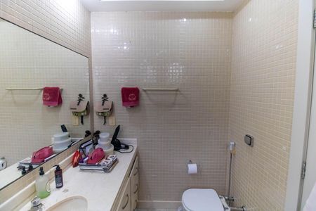 Casa de condomínio para alugar com 270m², 3 quartos e 2 vagas Casa de condomínio para alugar com 270m², 3 quartos e 2 vagasBanheiro da Suíte 2