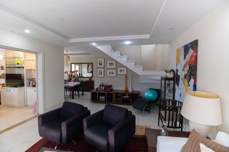 Casa de condomínio para alugar com 270m², 3 quartos e 2 vagas Casa de condomínio para alugar com 270m², 3 quartos e 2 vagasSala